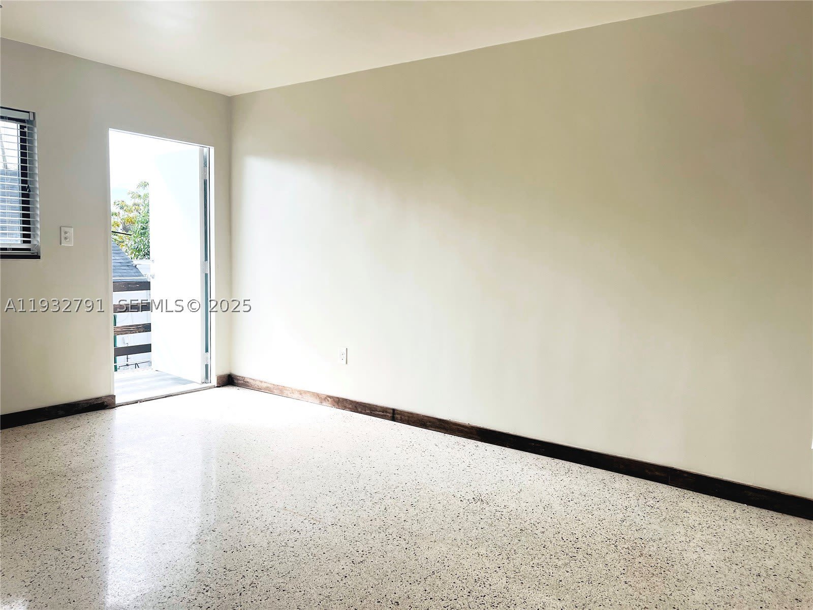 910 SW 4th Ave – photo 2