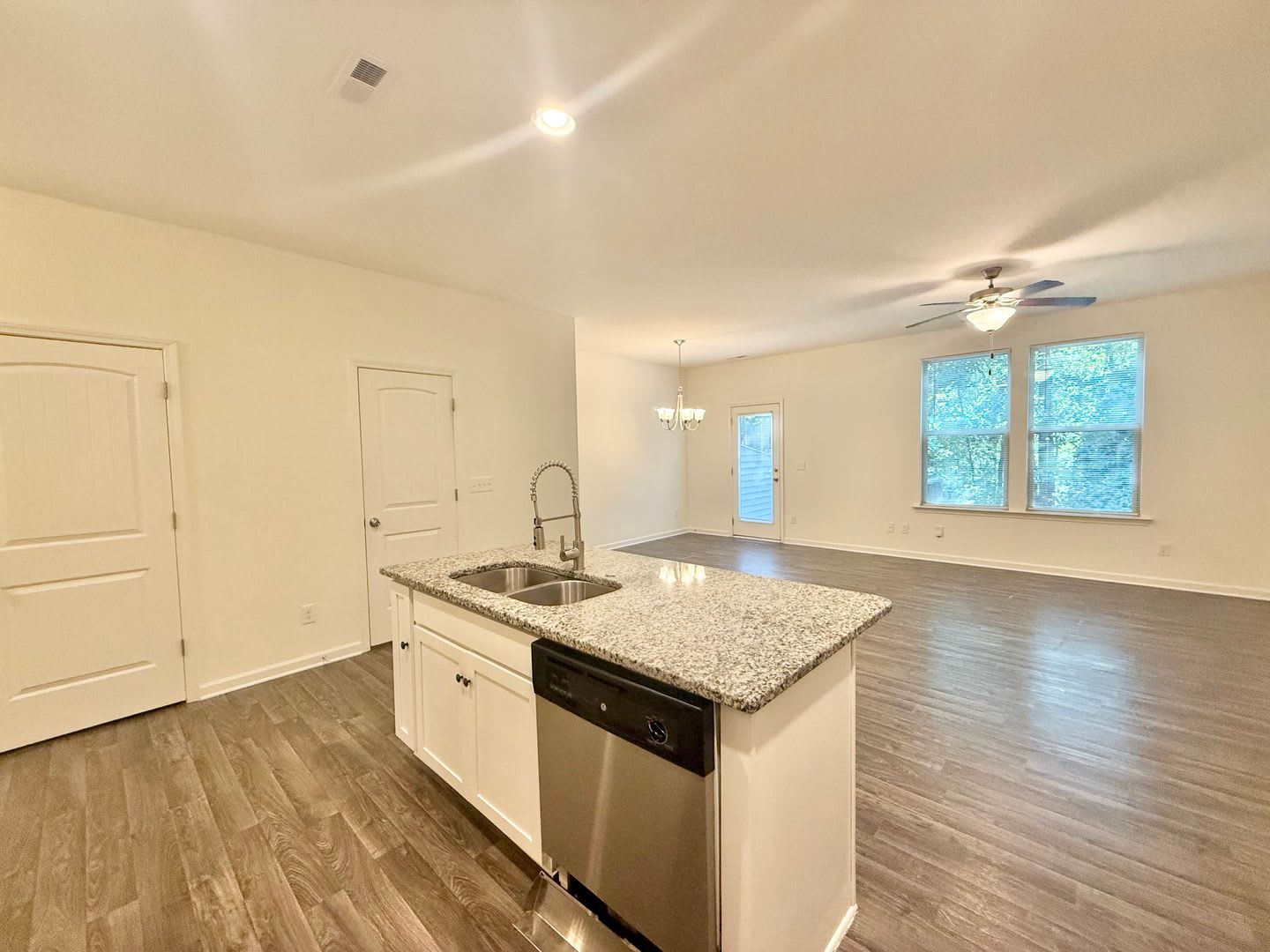 Spacious 3Bd 3 5Ba Clayton Townhome With A Large Bonus Space Downstairs And Easy Access To Highways – photo 4