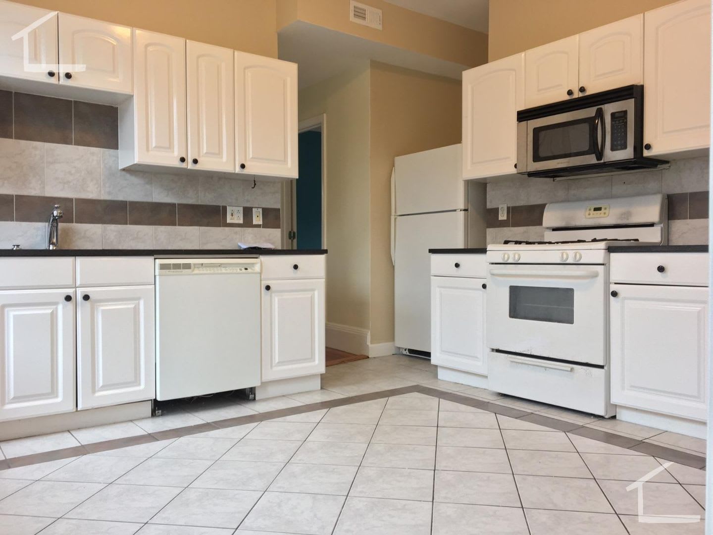 3 600 Spacious 3Br In Brookline 1 600 Sf In Unit Laundry Private Outdoor Space – photo 1