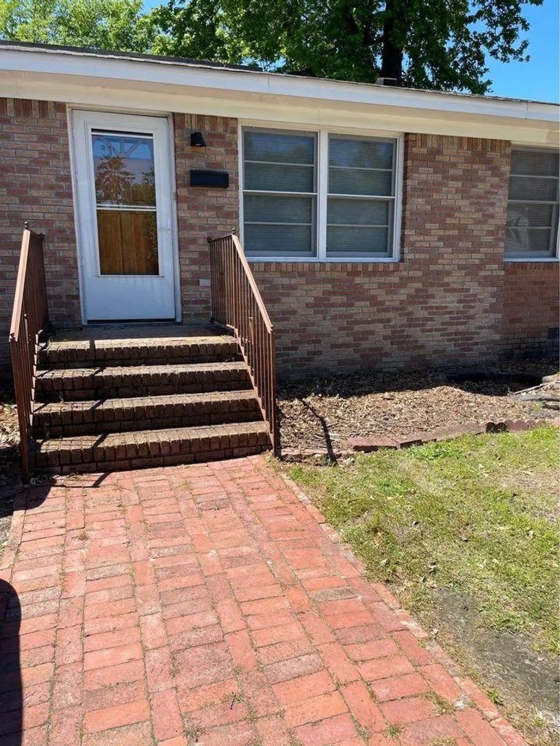 Comfortable & Convenient Living in the Heart of West Columbia – photo 2