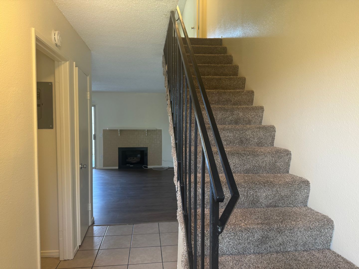 3 bedroom 2 bathroom Condo in Riverside – photo 2