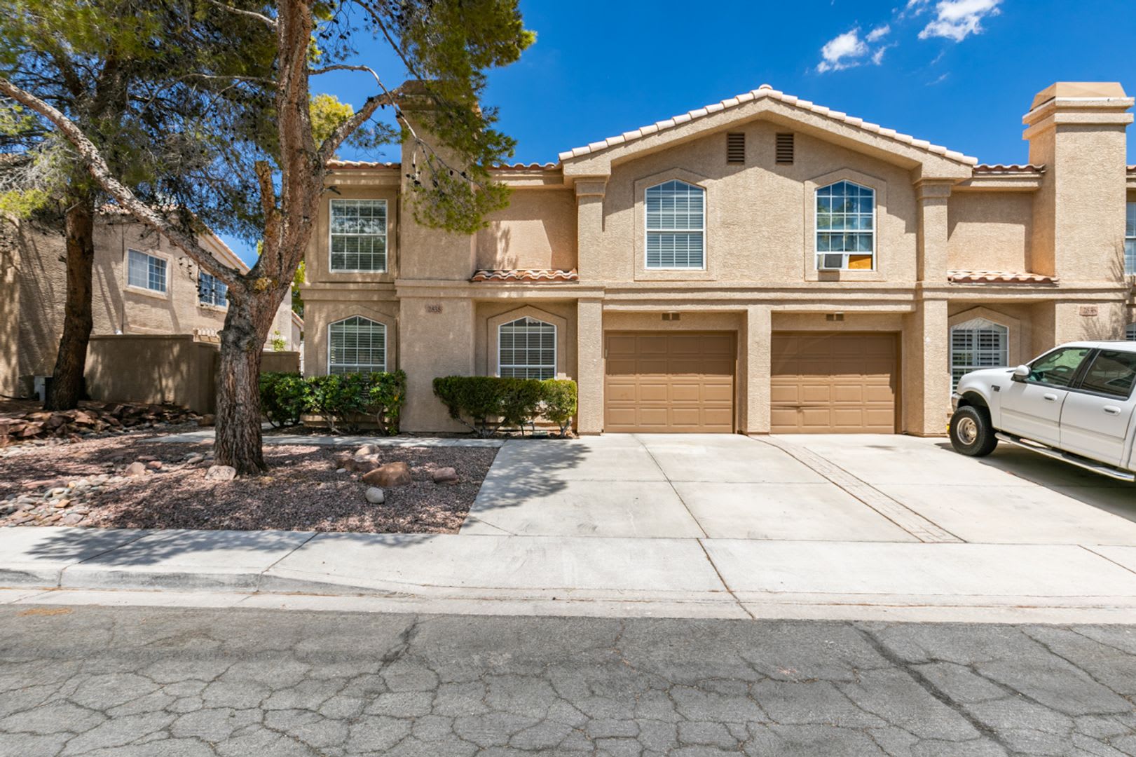 Beautifully Upgraded 3 Bedroom Green Valley Townhome With Stylish Designer Finishes – photo 1