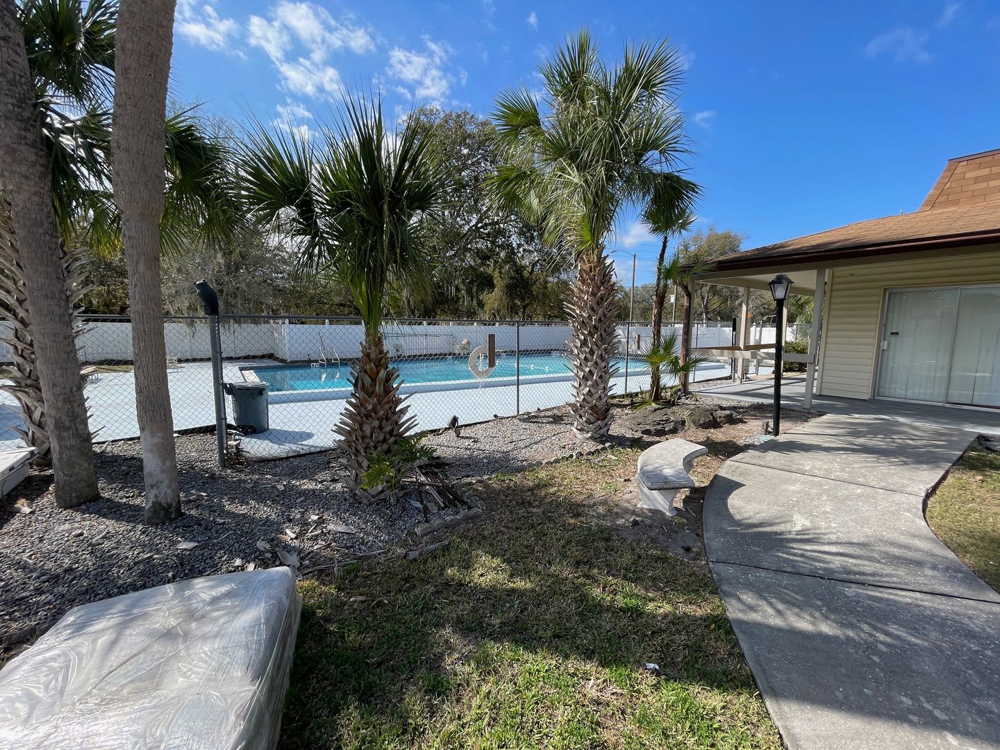 Spacious 2 Bedroom 1 Bathroom End Unit Upstairs Condo – photo 3