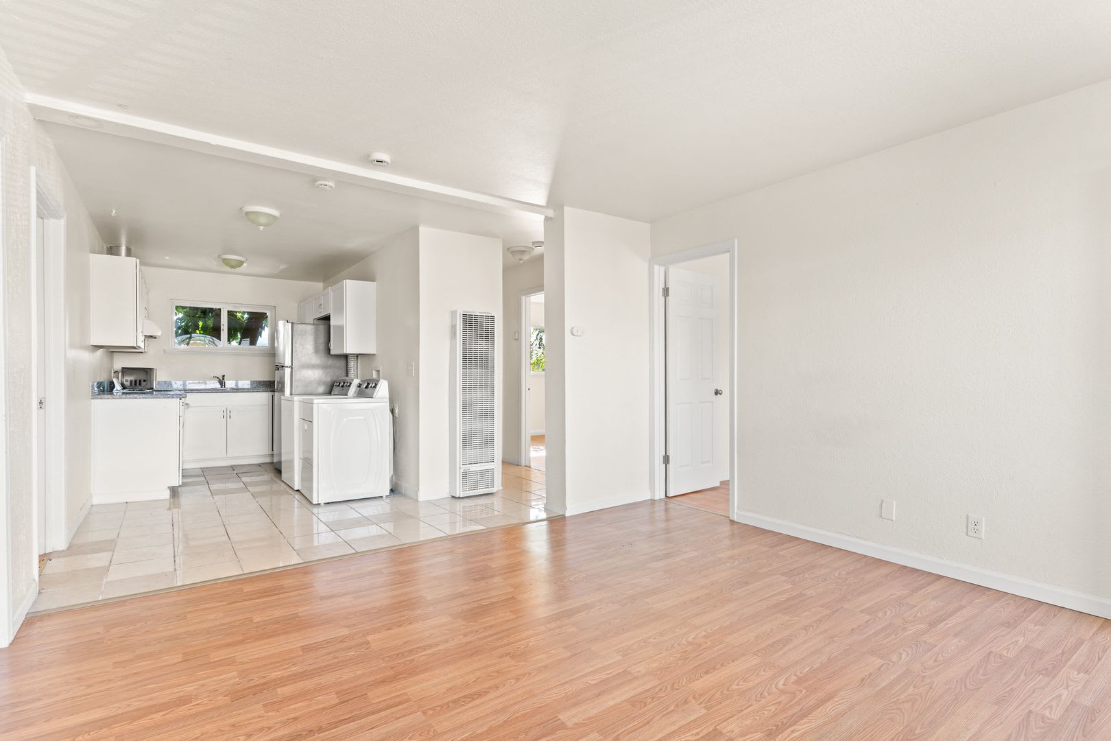 Spacious 4-Bed Oakland Unit w/ In-Unit Laundry & Gated Parking – photo 3