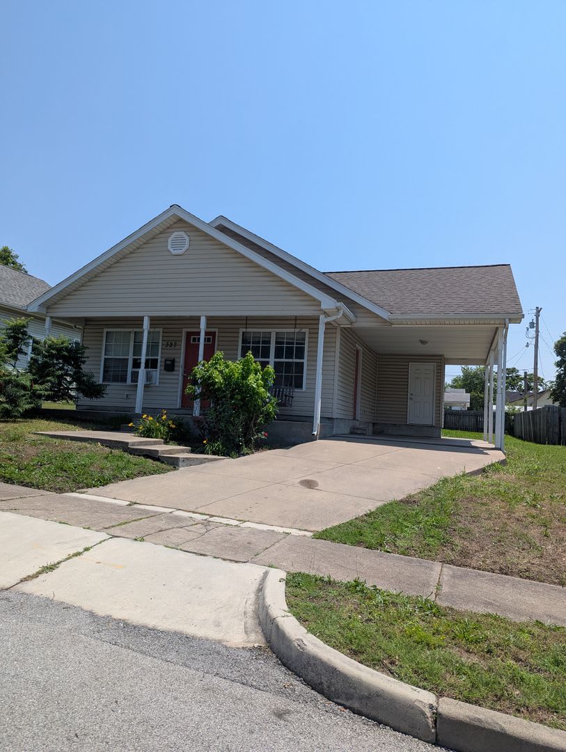 FOR RENT – Gorgeous 3 Bed, 2 Bath Home in Webb City! Pets Welcome! – photo 1