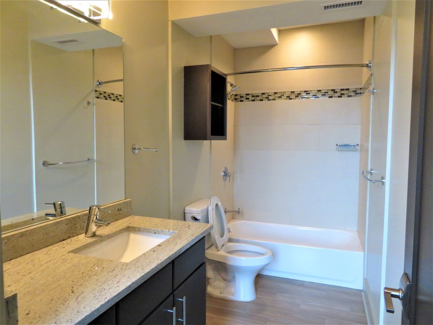 This Is A Must See Spacious 2Bd 2Ba With Exceptional Views Lease Includes A Designated Parking Space With Option To Add A 2Nd Space – photo 5