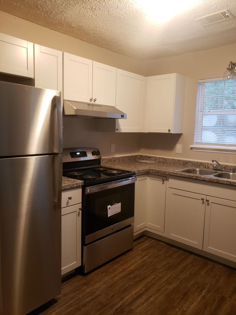 Spacious Ranch-Style 3 Bedroom Home with Bonus room Large back yard! – photo 5