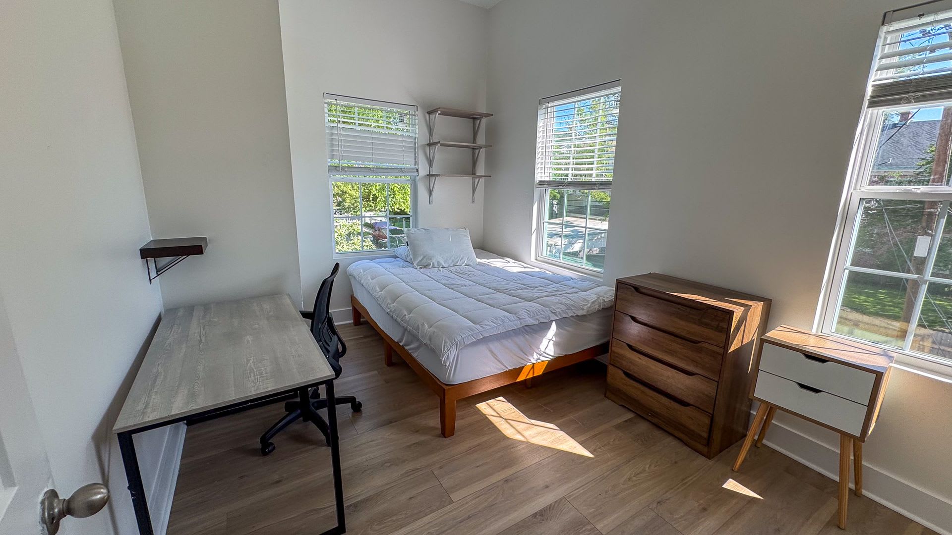 4 Bed / 2 Bath University Area Apartment – photo 3