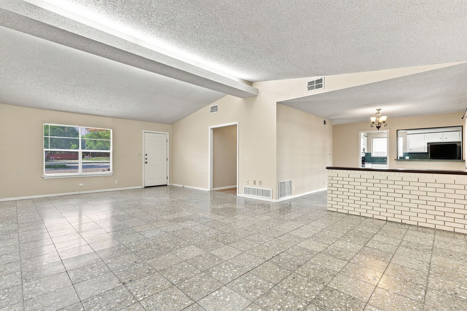 Prime North Central Location! – photo 5