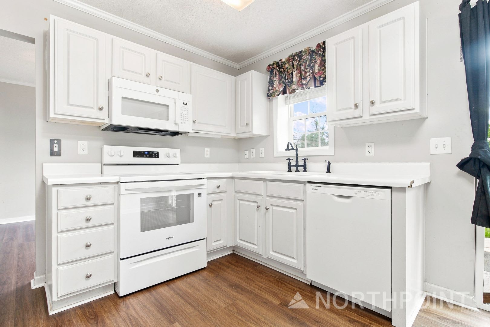 Single Family Home 3 Bedrooms – photo 4