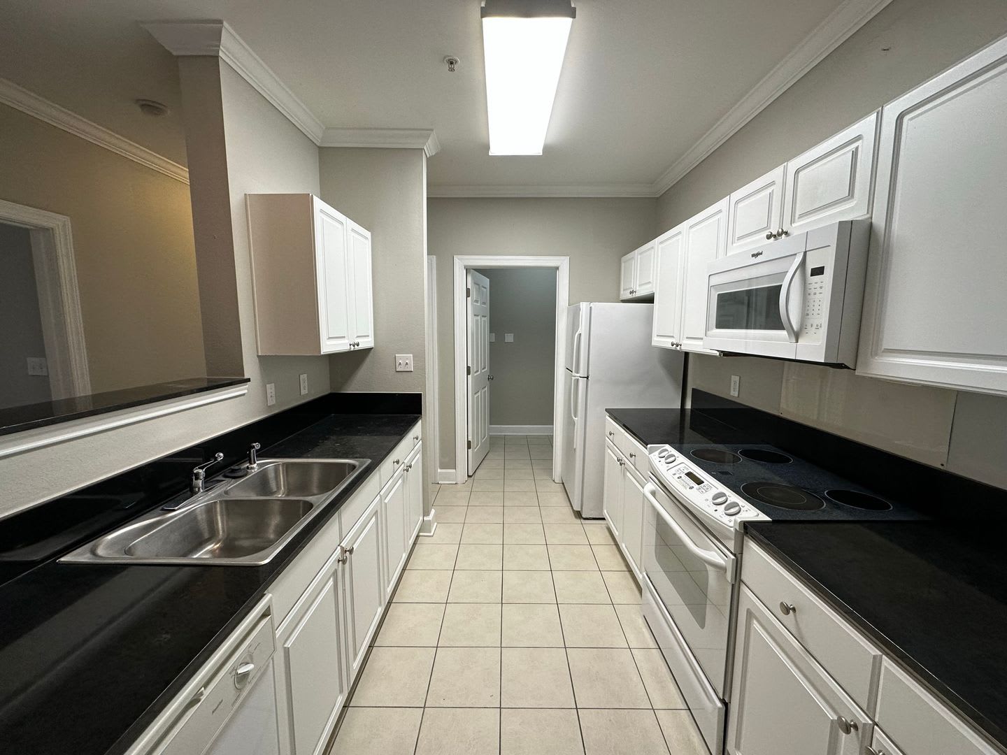 FIRST FLOOR APARTMENT COMMUNITY POOL! – photo 3