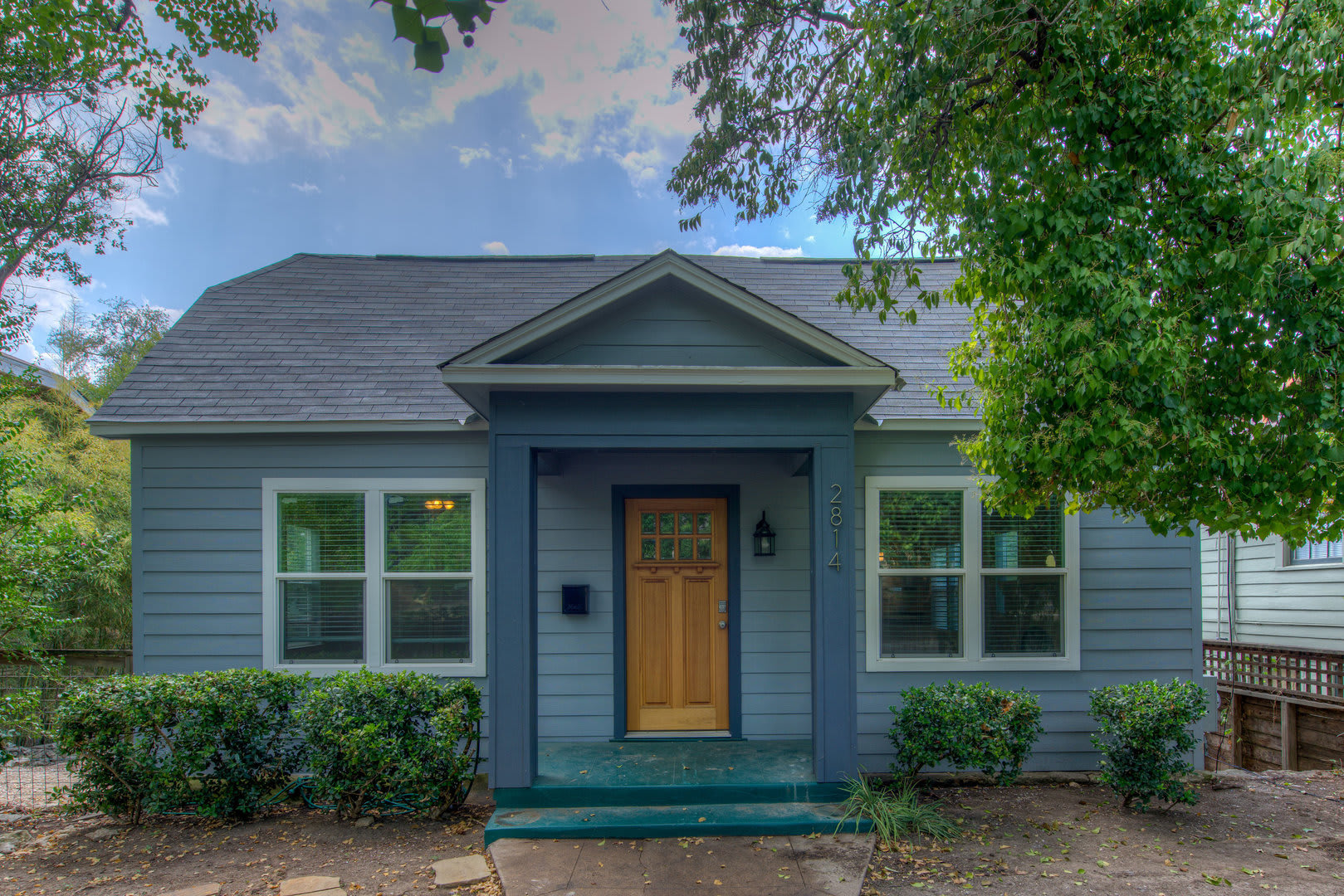 AUGUST UT PRE-LEASE: West Campus 5 bed / 3 bath home, private backyard, spacious living room – photo 1