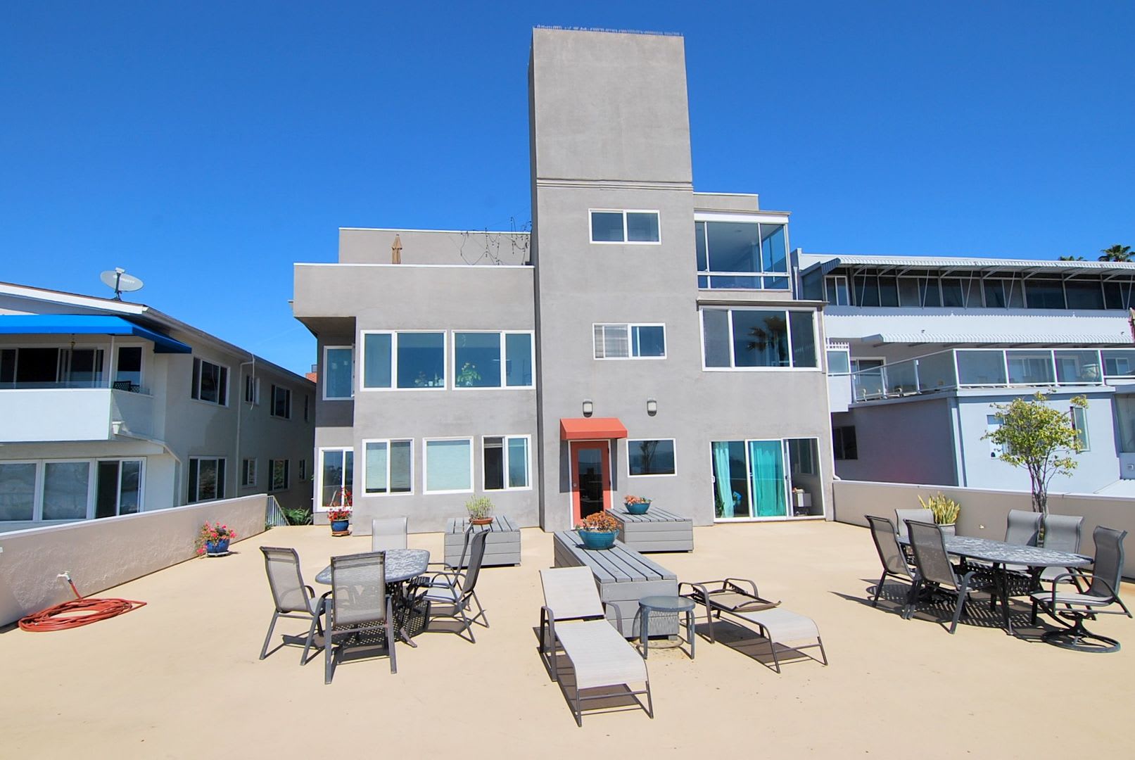 Ocean Views, High End Appliances and Large Deck with Beach Access – photo 2