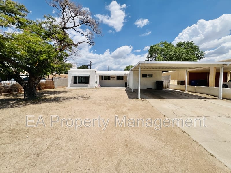 716 Dallas St NE – photo 1
