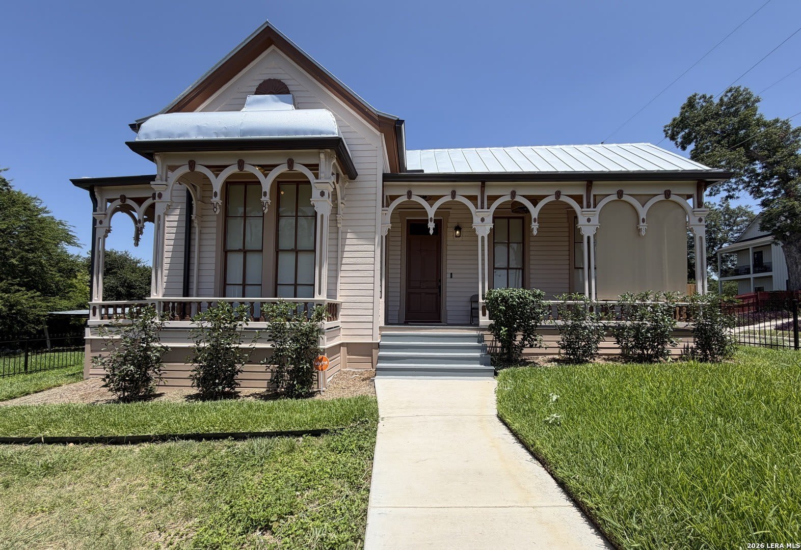 1133 E CROCKETT ST – photo 1