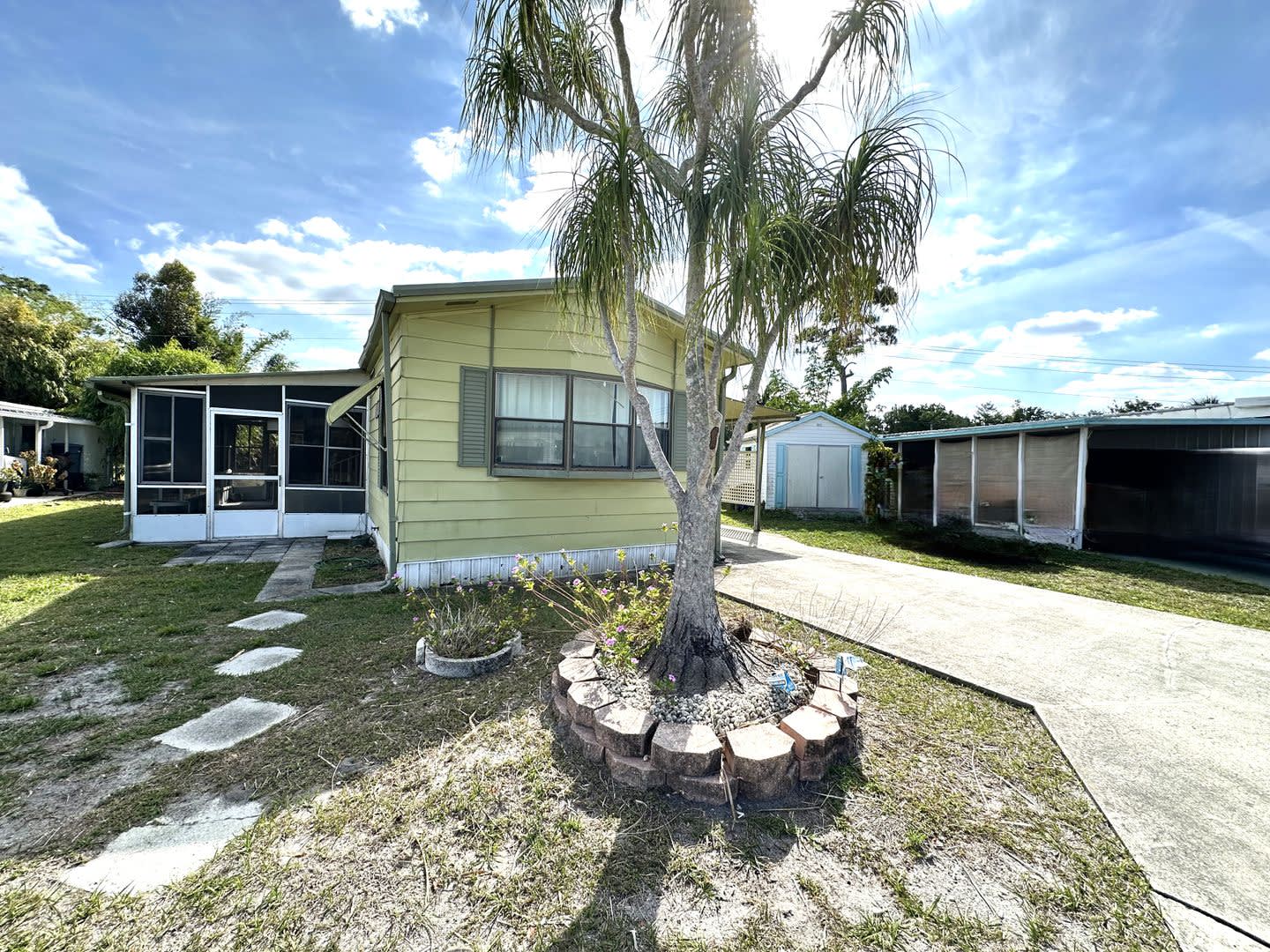 FIRST MONTH RENT FREE! Cute and Quiet 2/2 in N. Ft. Myers – photo 1