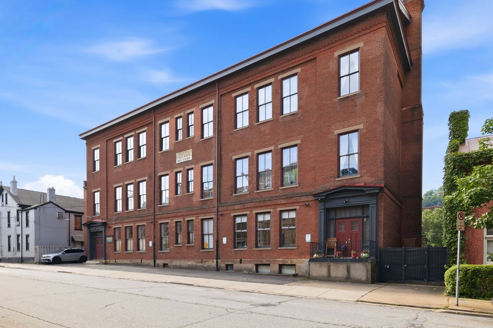 *Beautifully Updated &amp; Unique 1BD/2BA Condo Unit Available in South Side* – photo 3