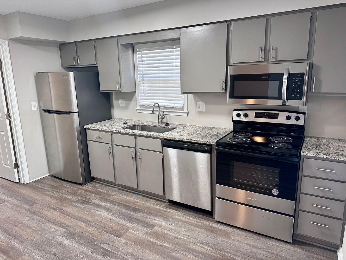 Stunning 2-bedroom, 2 -bathroom Apartment – photo 2