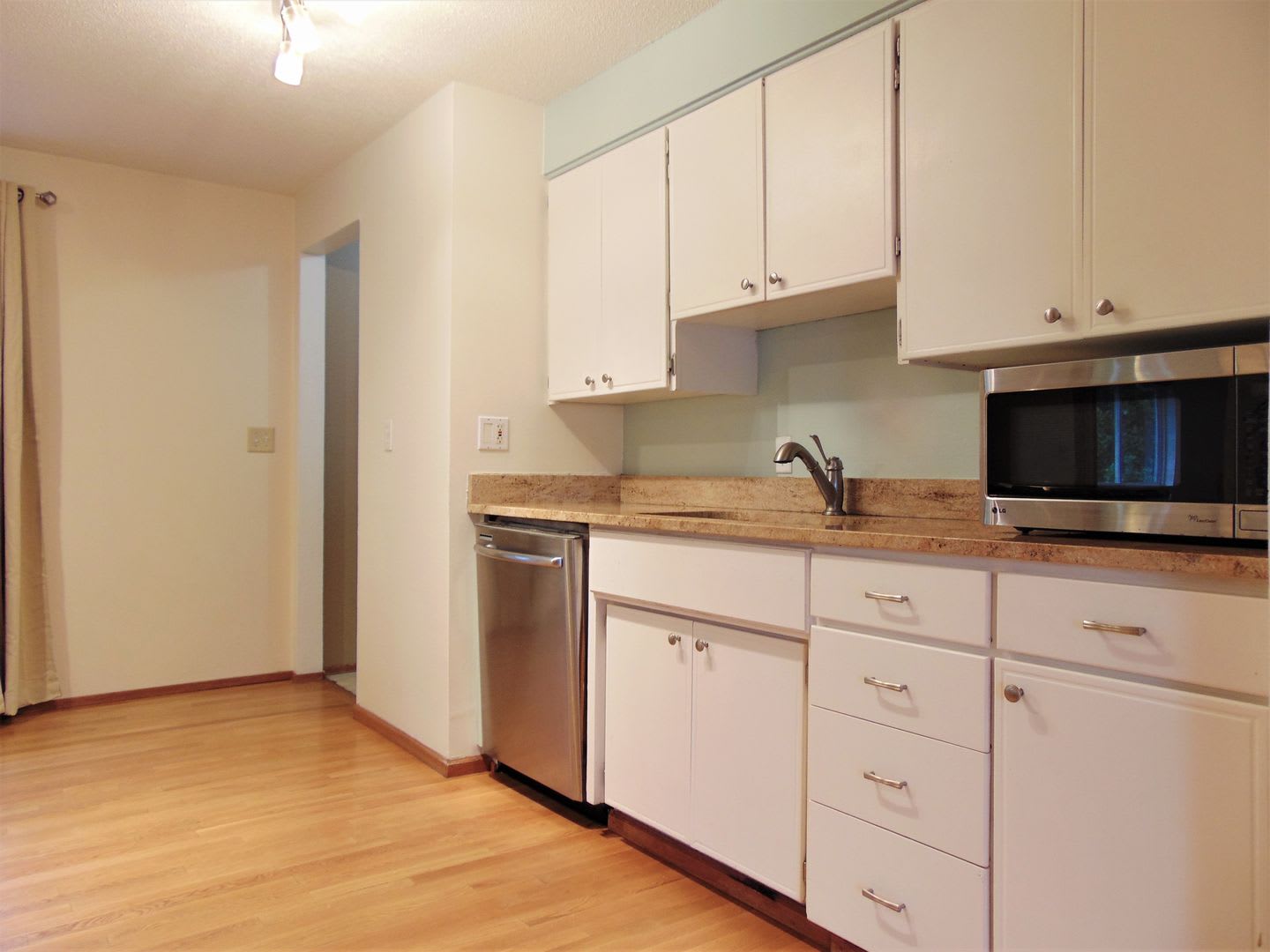 Fantastic 3bd, 1.5ba Rambler Available with Huge Yard! – photo 5