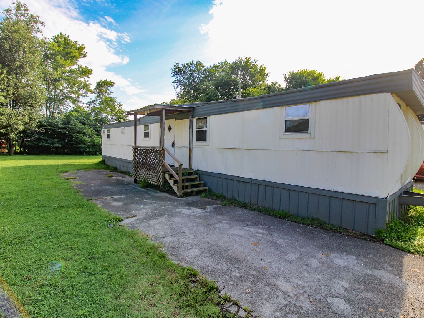 Move-In Ready • Water & Lawn Care Included! – photo 2