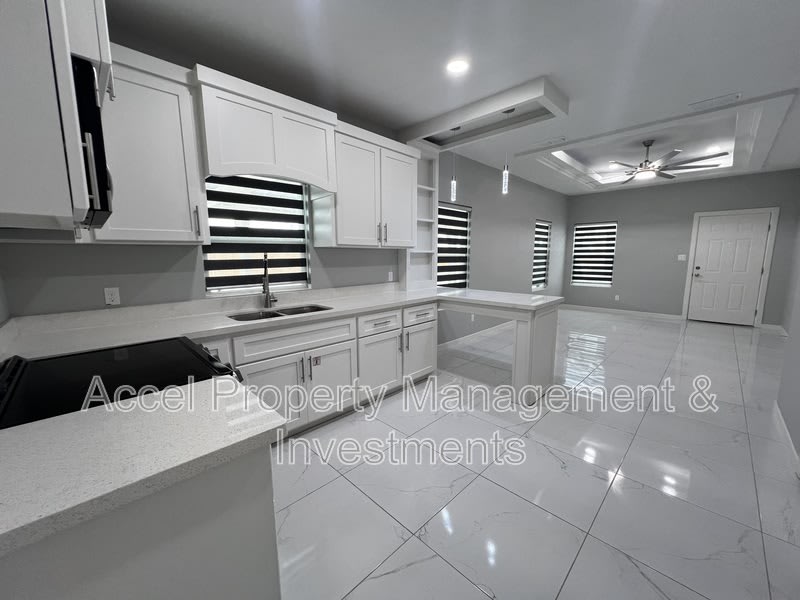 1122 Country Club Drive – photo 2