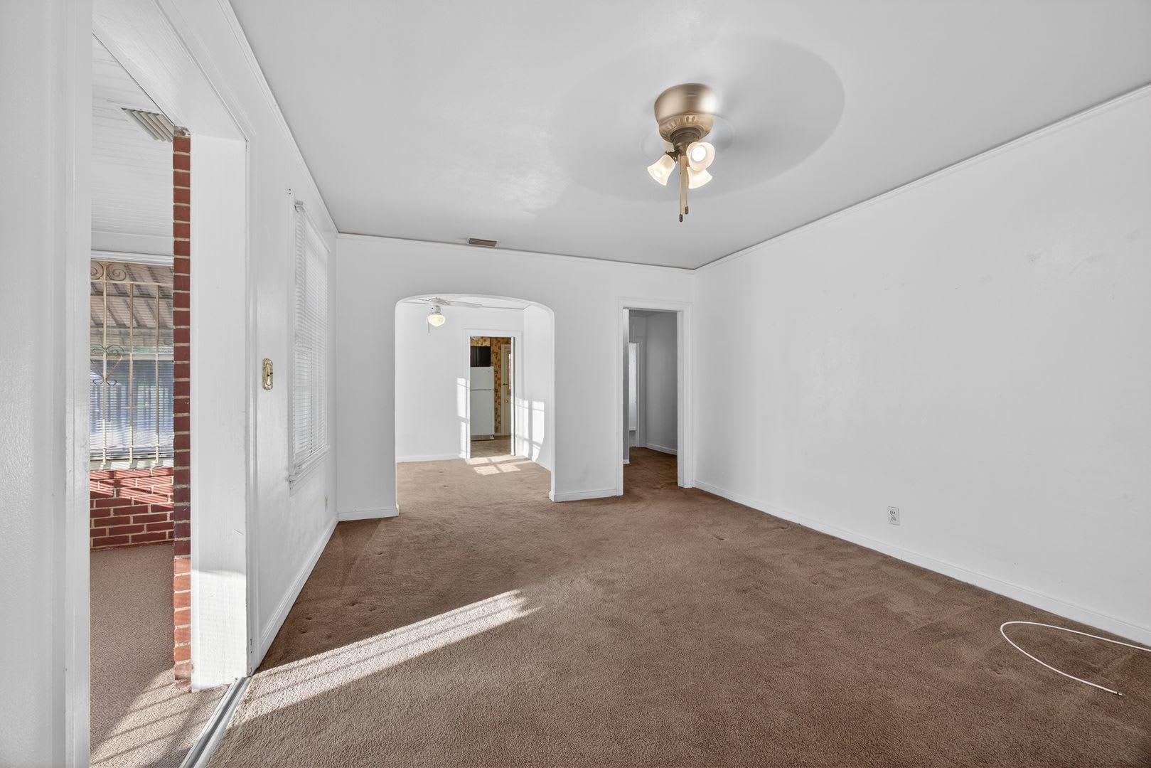 Spacious 3-Bedroom Corner Home with Garage & Private Courtyard – photo 3