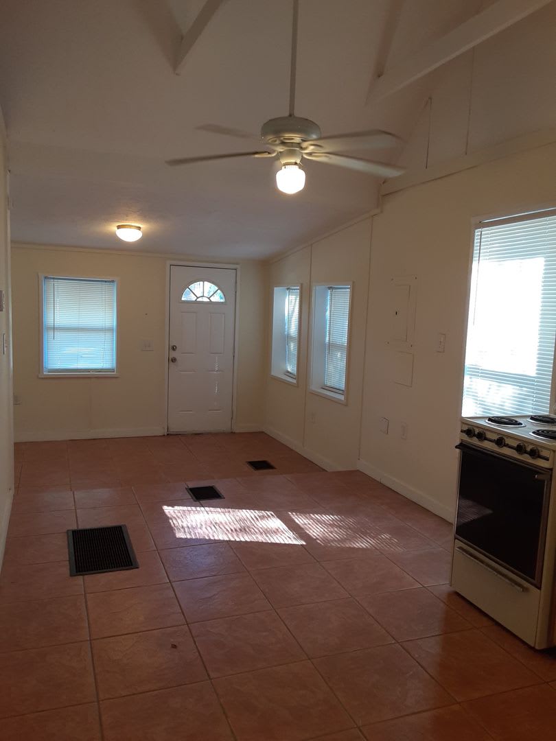 Annual unfurnished 2/1 SFH near Ringling College – photo 4