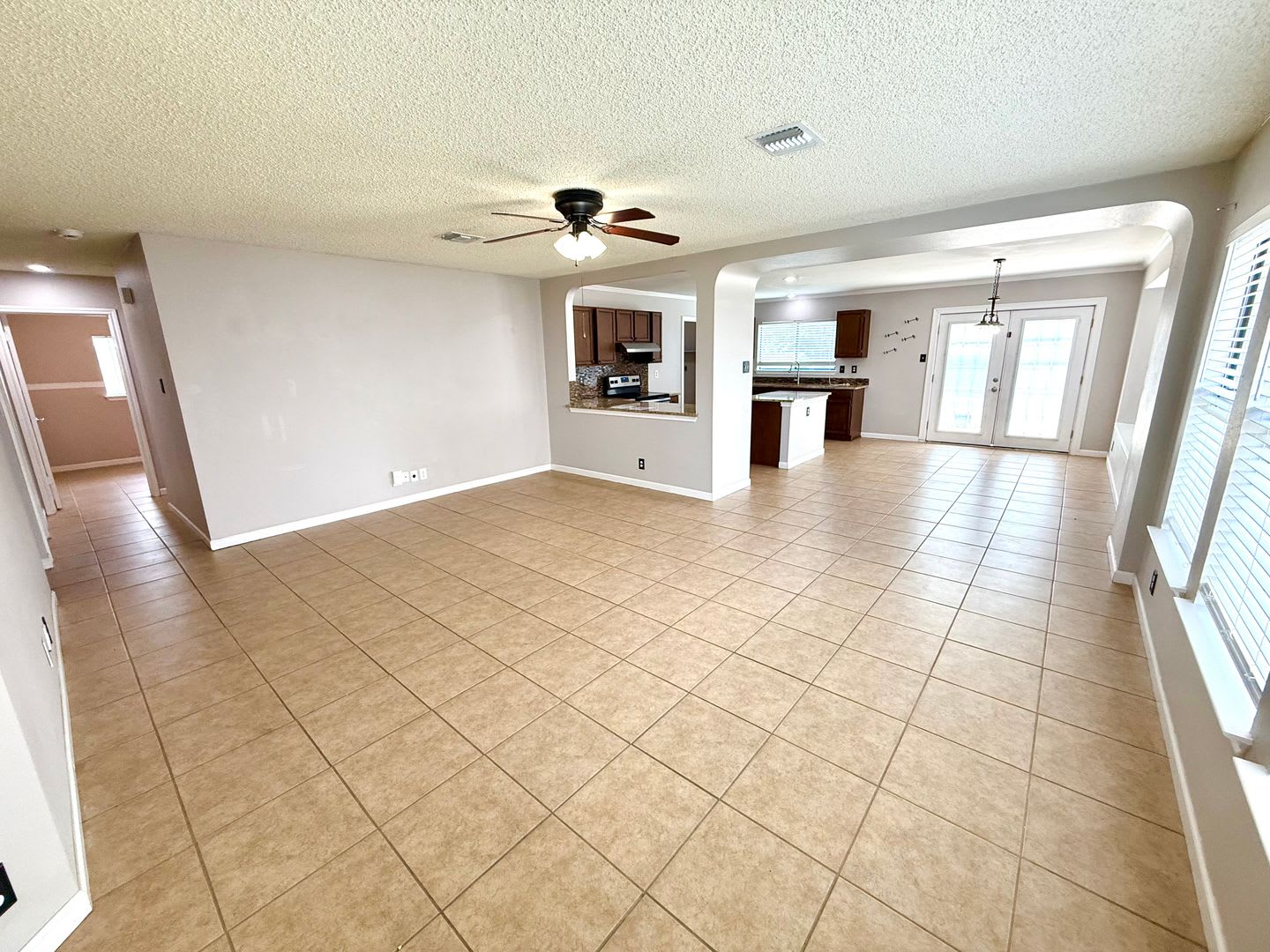 *MOVE IN SPECIAL* Beautiful 3 Bedroom Home with Granite Countertops & Large Backyard – photo 2