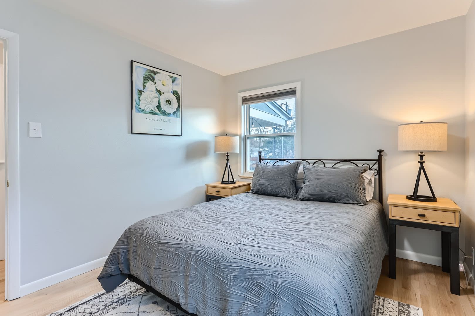Chic 2 BDR Haven with Private Backyard – photo 3