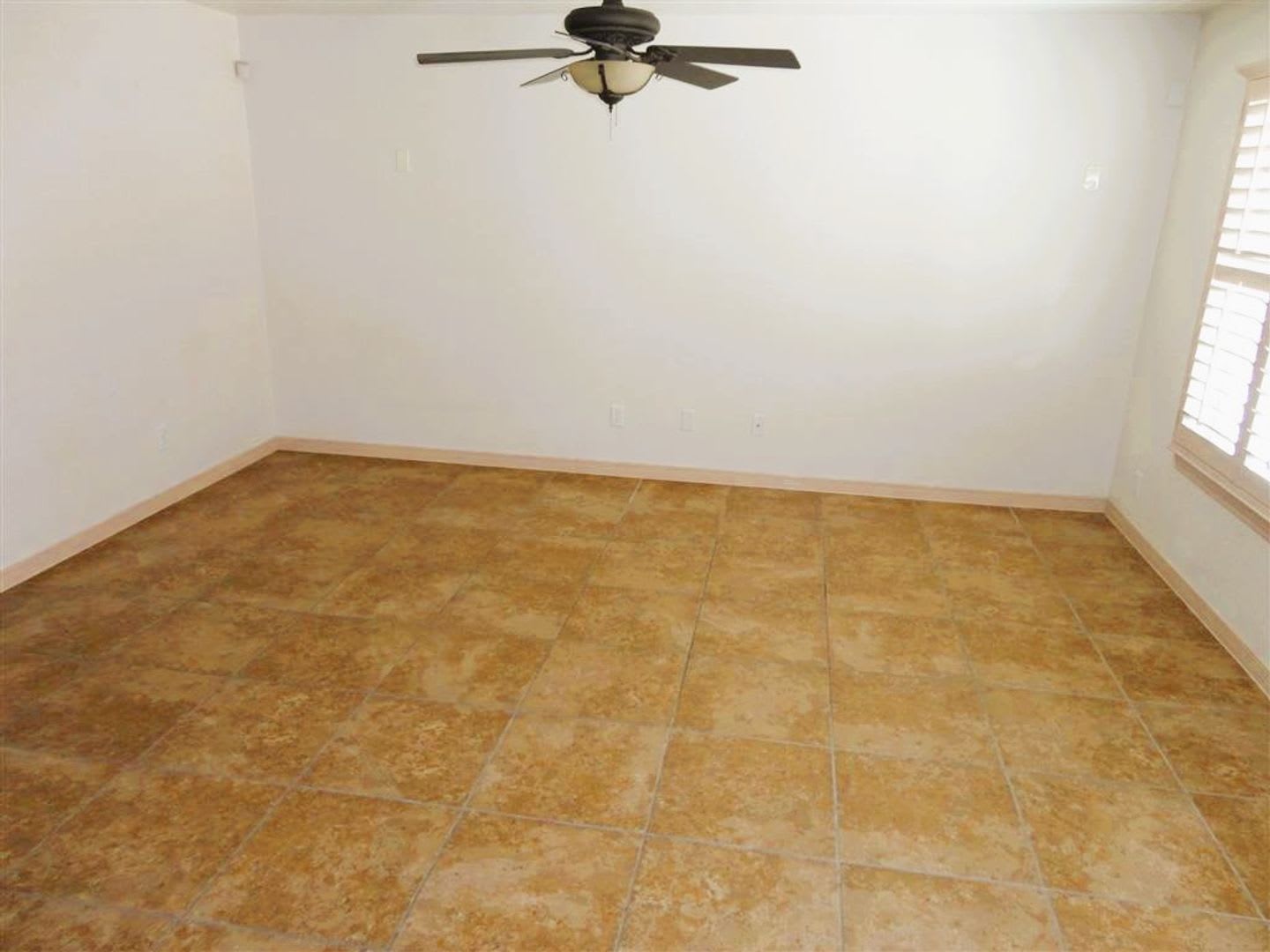 Dazzling Eastside Home With Refrigerated Air Situated On Large Cul De Sac Lot In Quiet Neighborhood – photo 4