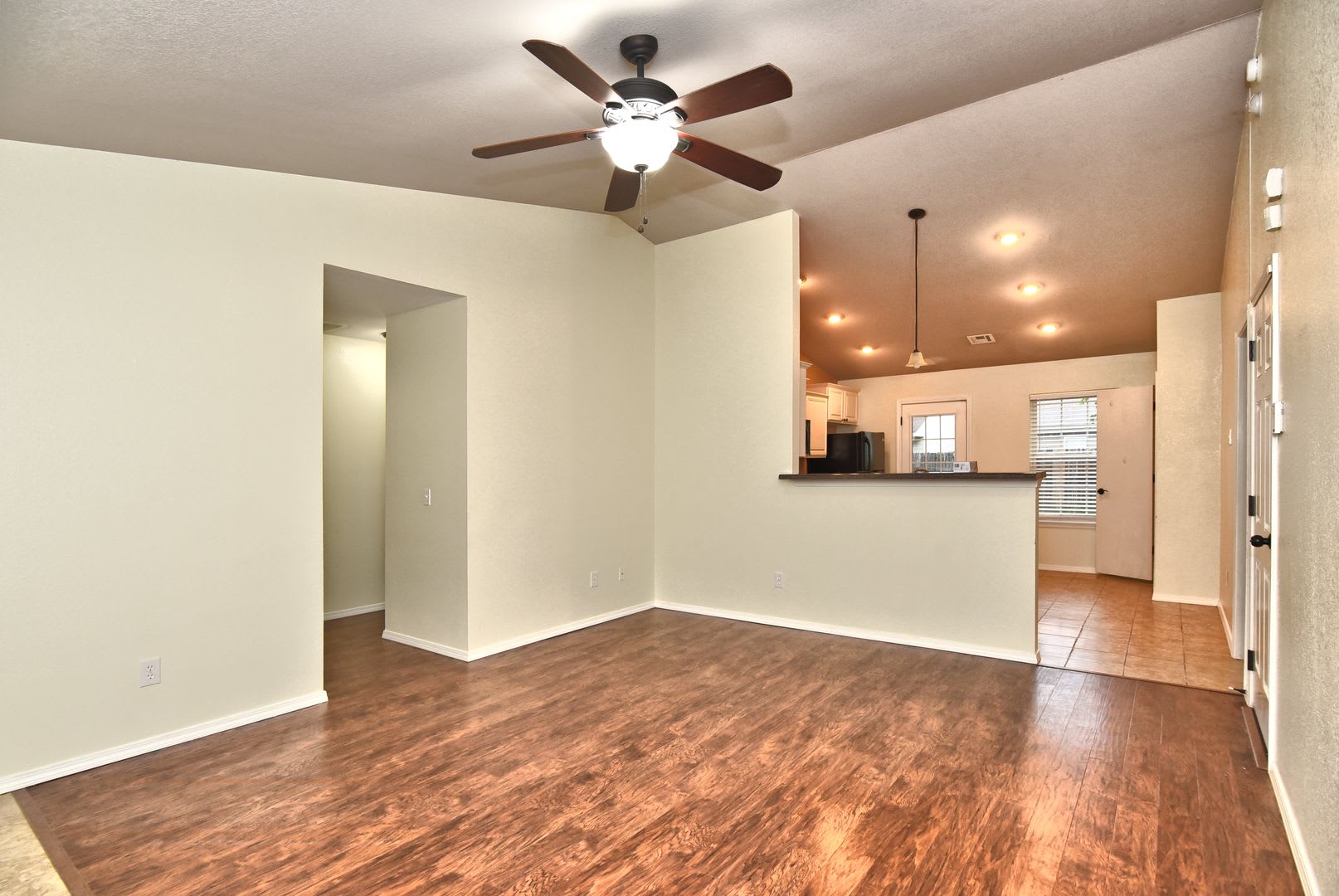 Adorable and move-in ready! – photo 5