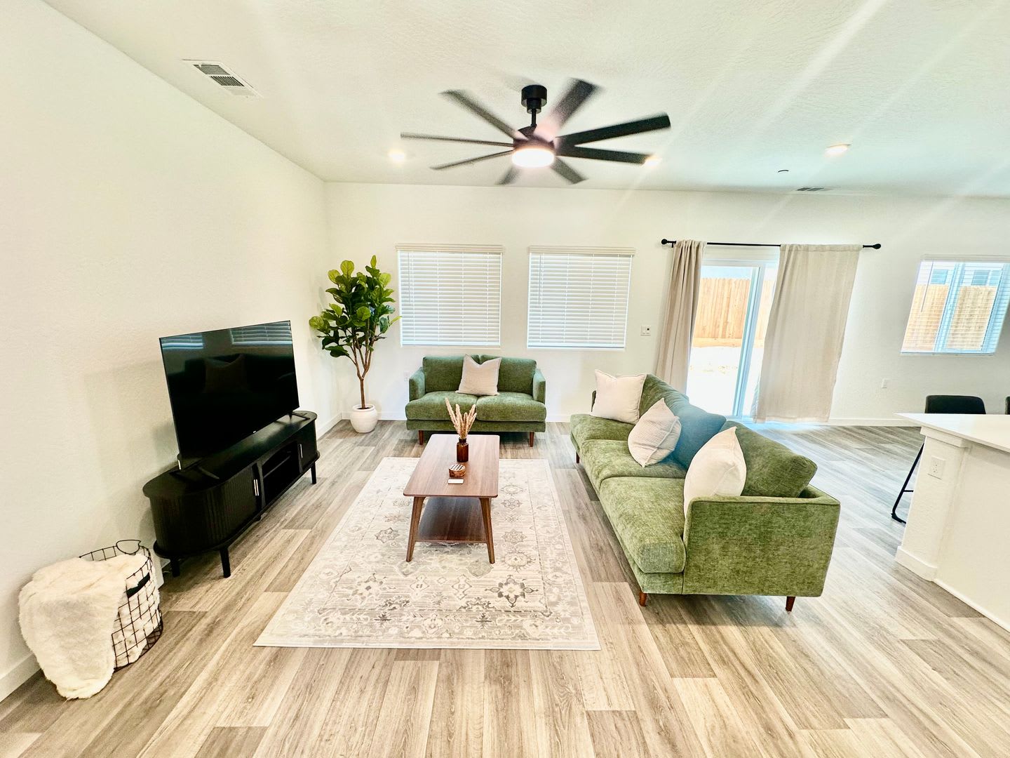 BRAND NEW 4/2.5 Lennar In Riverstone Community – photo 4