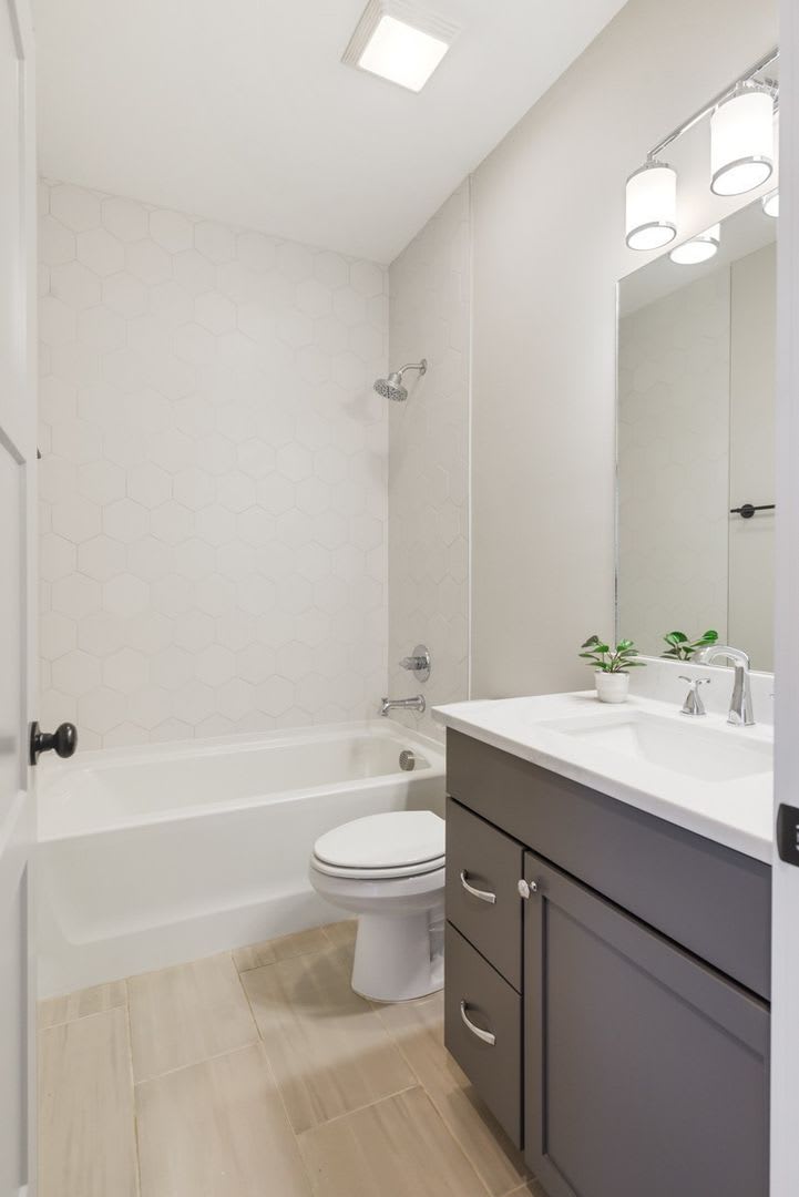 Beautiful Charlotte Park Townhome With Two Car Garage – photo 5