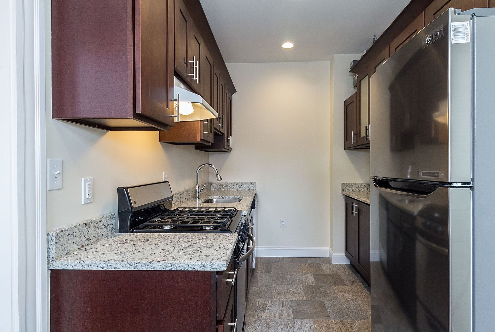 Charming 1 Bedroom-No Broker Fee – photo 2