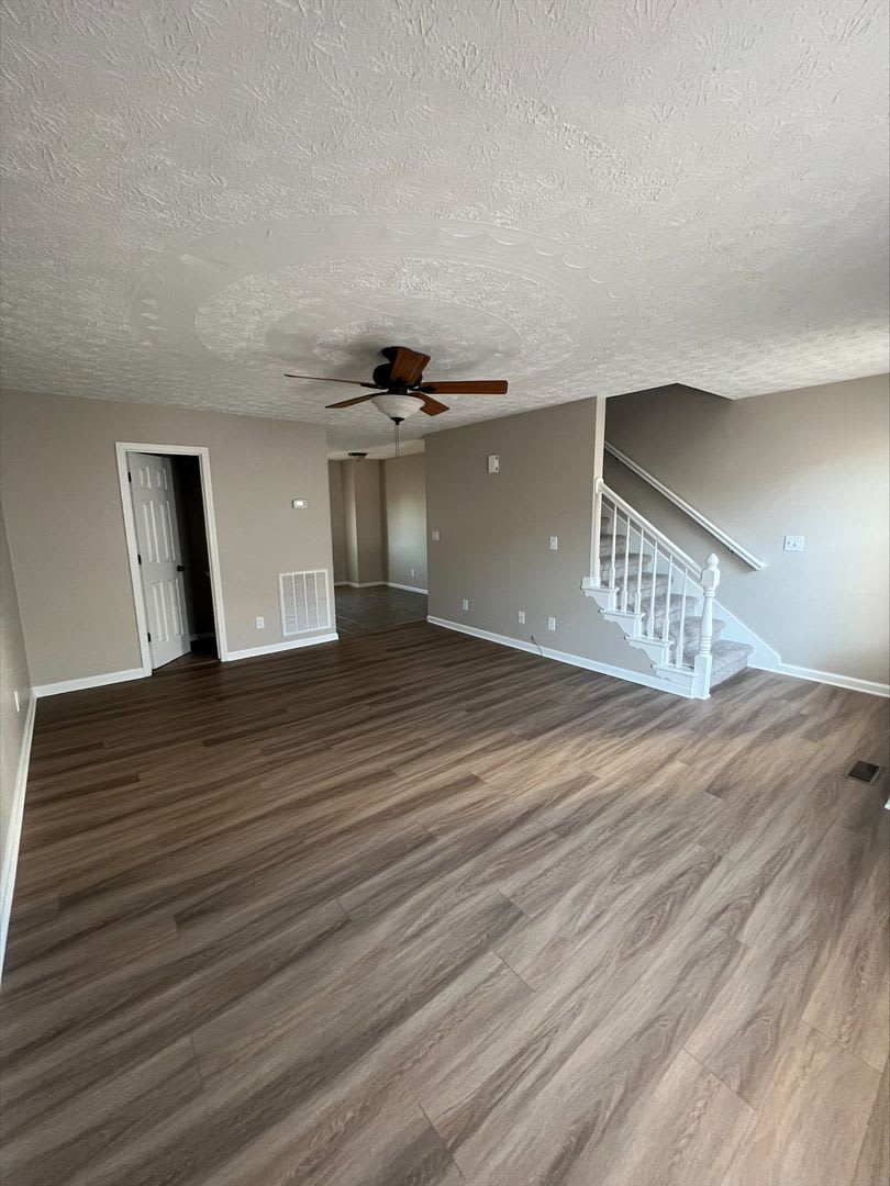 Spacious 2 Bedroom Townhouse With Garage – photo 2