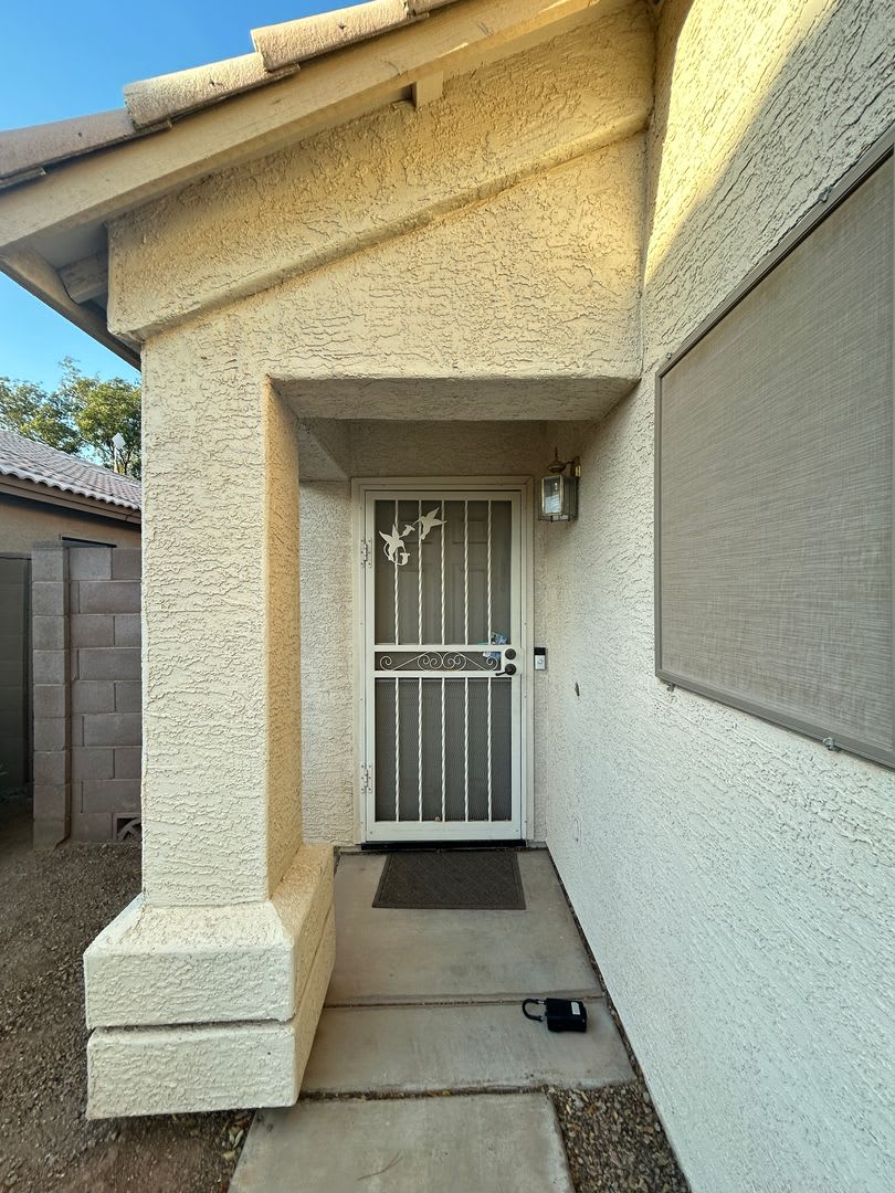 3 Bedroom 2 Bath On The Greenbelt – photo 2