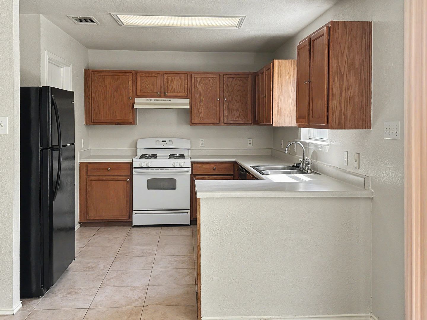 Large 4 Bedroom Home Near Major Conveniences – photo 2