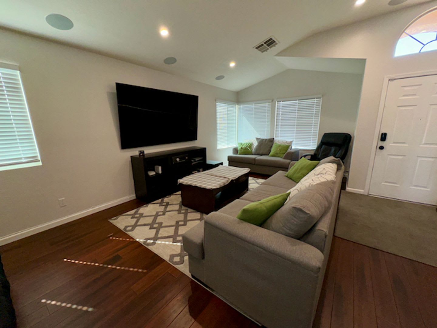 Beautiful, renovated 3-bedroom home. – photo 4