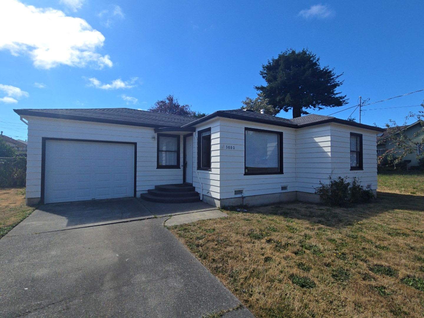 2BD/1BA Eureka home close to schools, Sequoia Park, Henderson Center! – photo 1