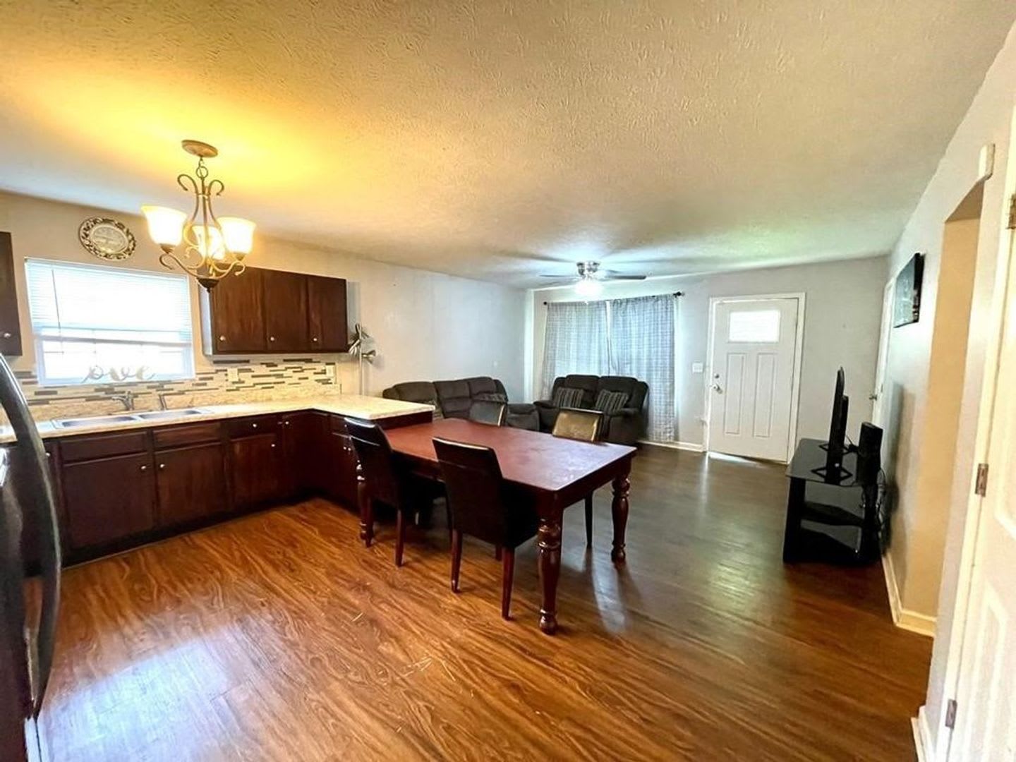 Cozy 3 Bedroom/2 Bath Home with large yard and covered back patio! – photo 4
