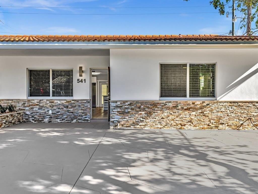 541 NE 18th Street – photo 2