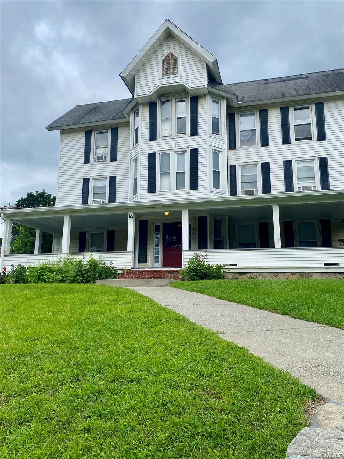 19 Memorial Avenue – photo 1