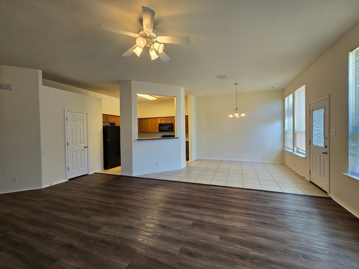 3/2/2 Walking Distance to Fischer Park / No Carpet / Fridge Included/ Fenced in Yard / NBISD – photo 4