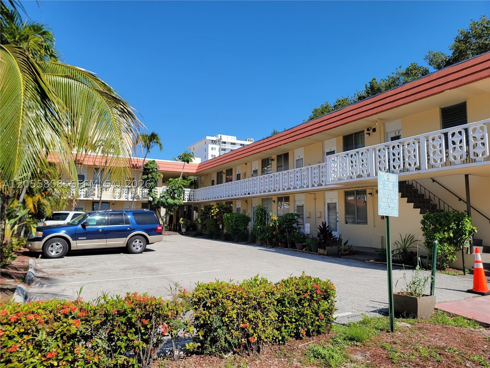 441 Collins Ave – photo 1