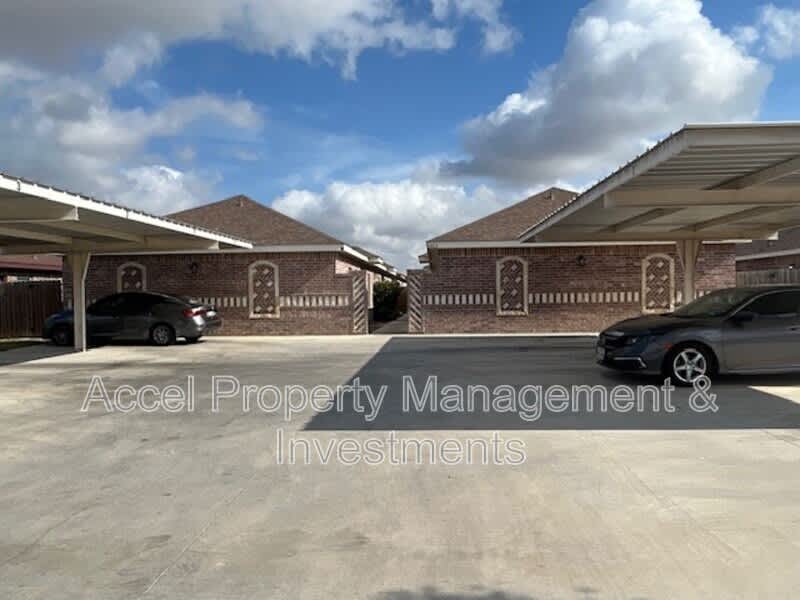 1008 W La Pointe – photo 1