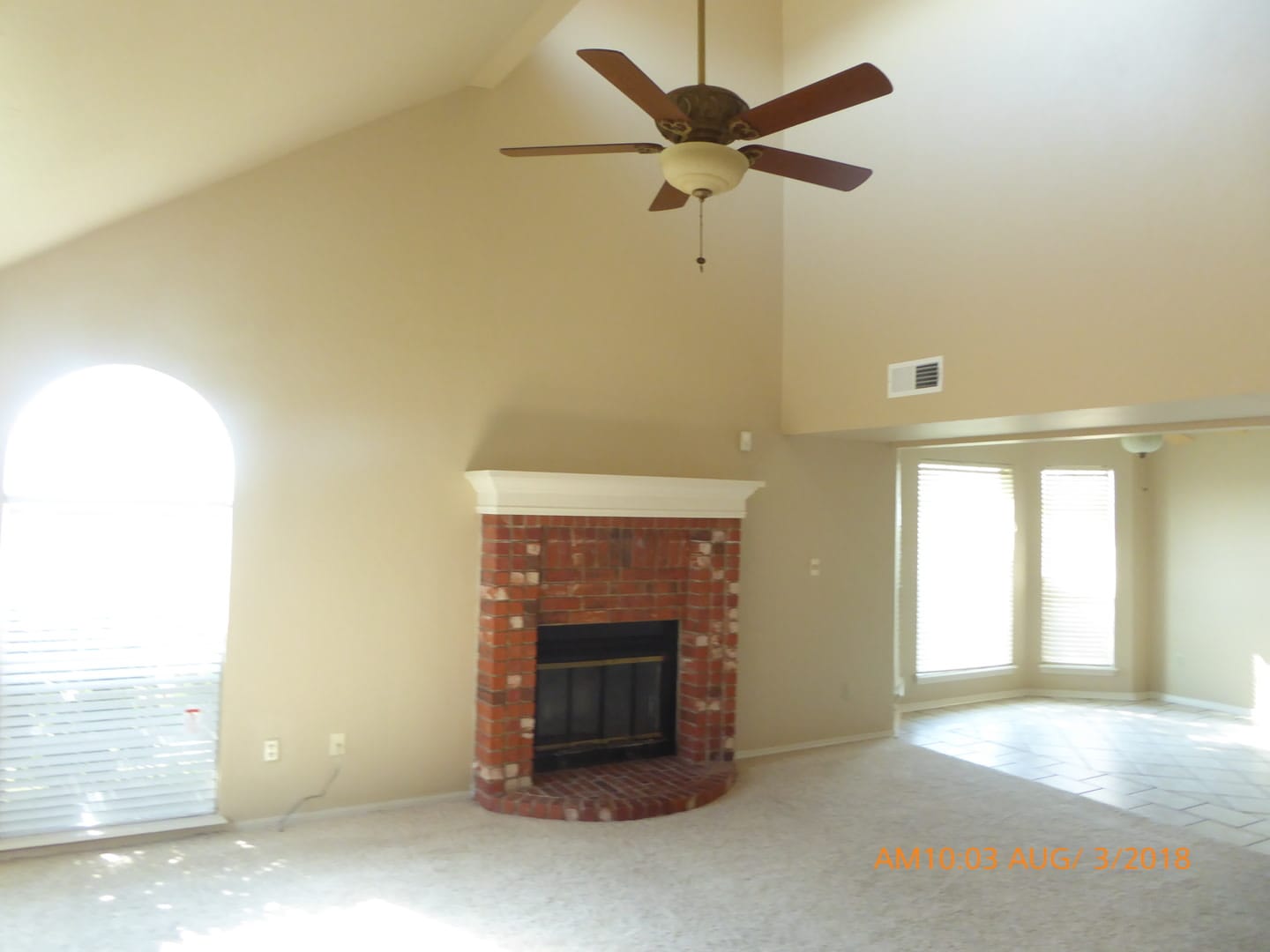 Spacious 2 story house on large corner lot – photo 3