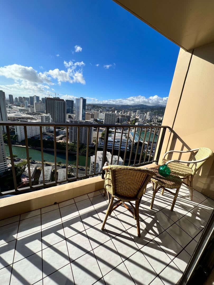 411 Hobron Lane #3704 – High-Floor Waikiki Rental – photo 4