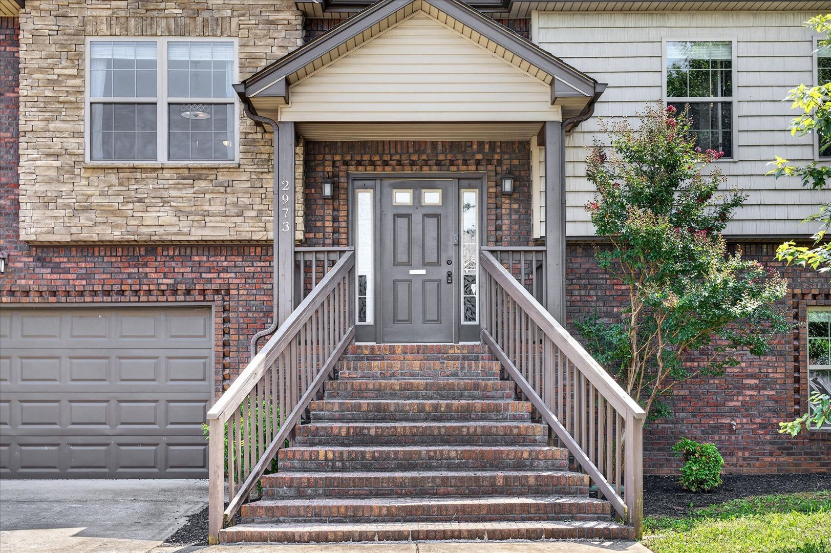 Pet Friendly Five Bedroom with Basement! – photo 3