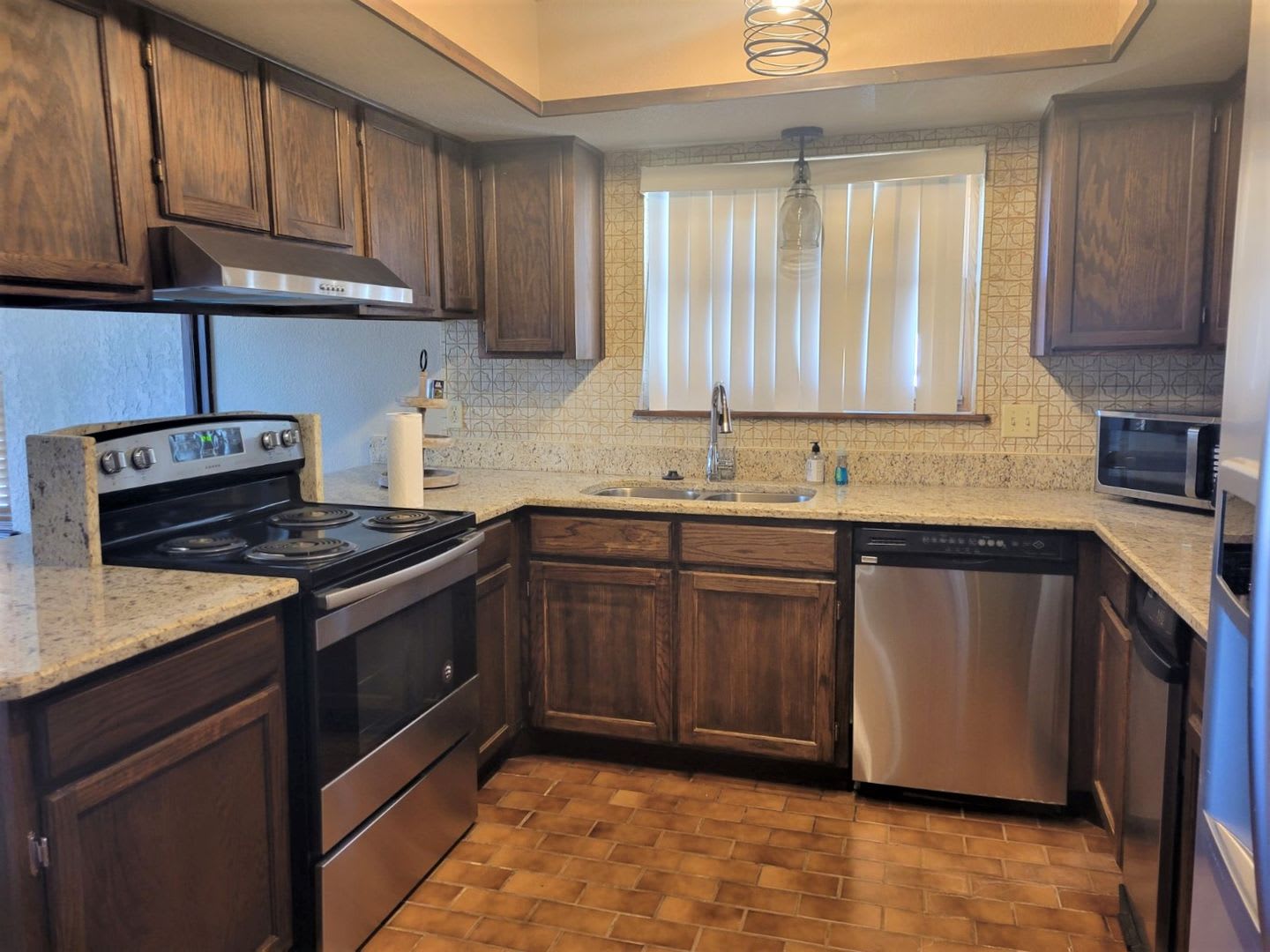 MOVE IN SPECIAL!!! Large Townhome with Views of Sierra Blanca and IMG lake – photo 5