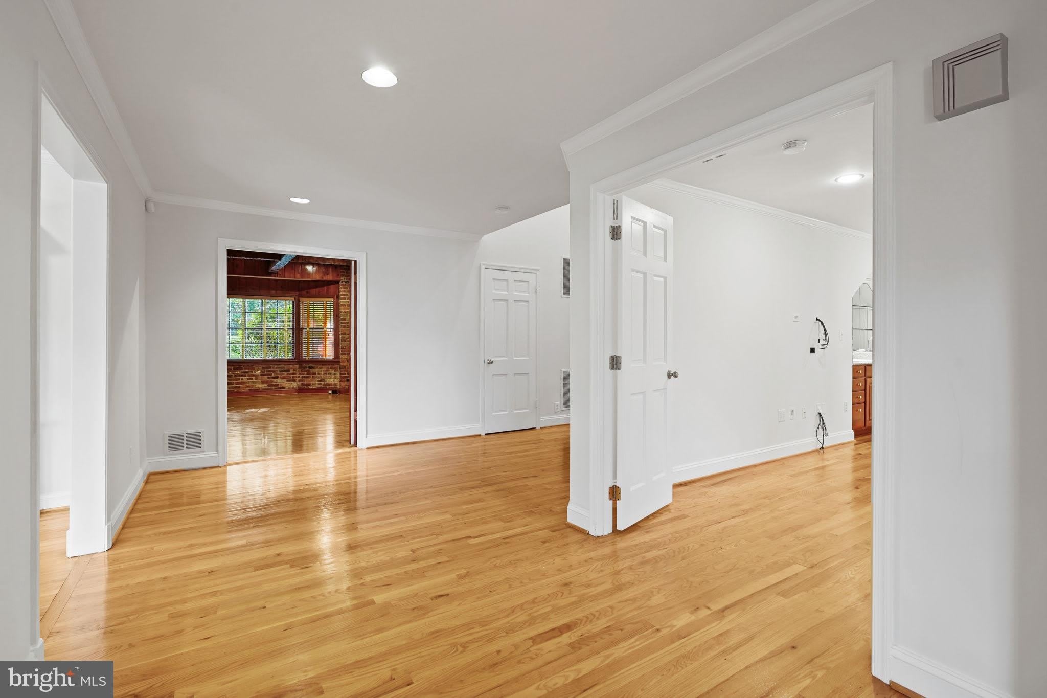 10810 BURBANK – photo 5